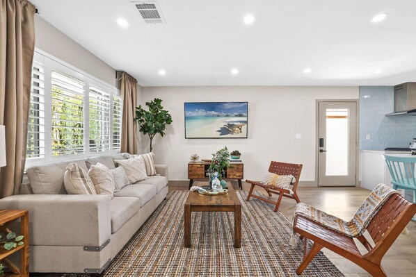 Smart TV - The Farmhouse Retreat (Midway City)