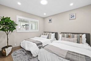 5 bedrooms, iron/ironing board, internet - The Farmhouse Retreat (Midway City)