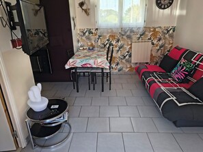 TV, books - Country B&B and Spa Near the Sea 4🌟🌟🌟🌟 (recently acquired) (Fécamp)