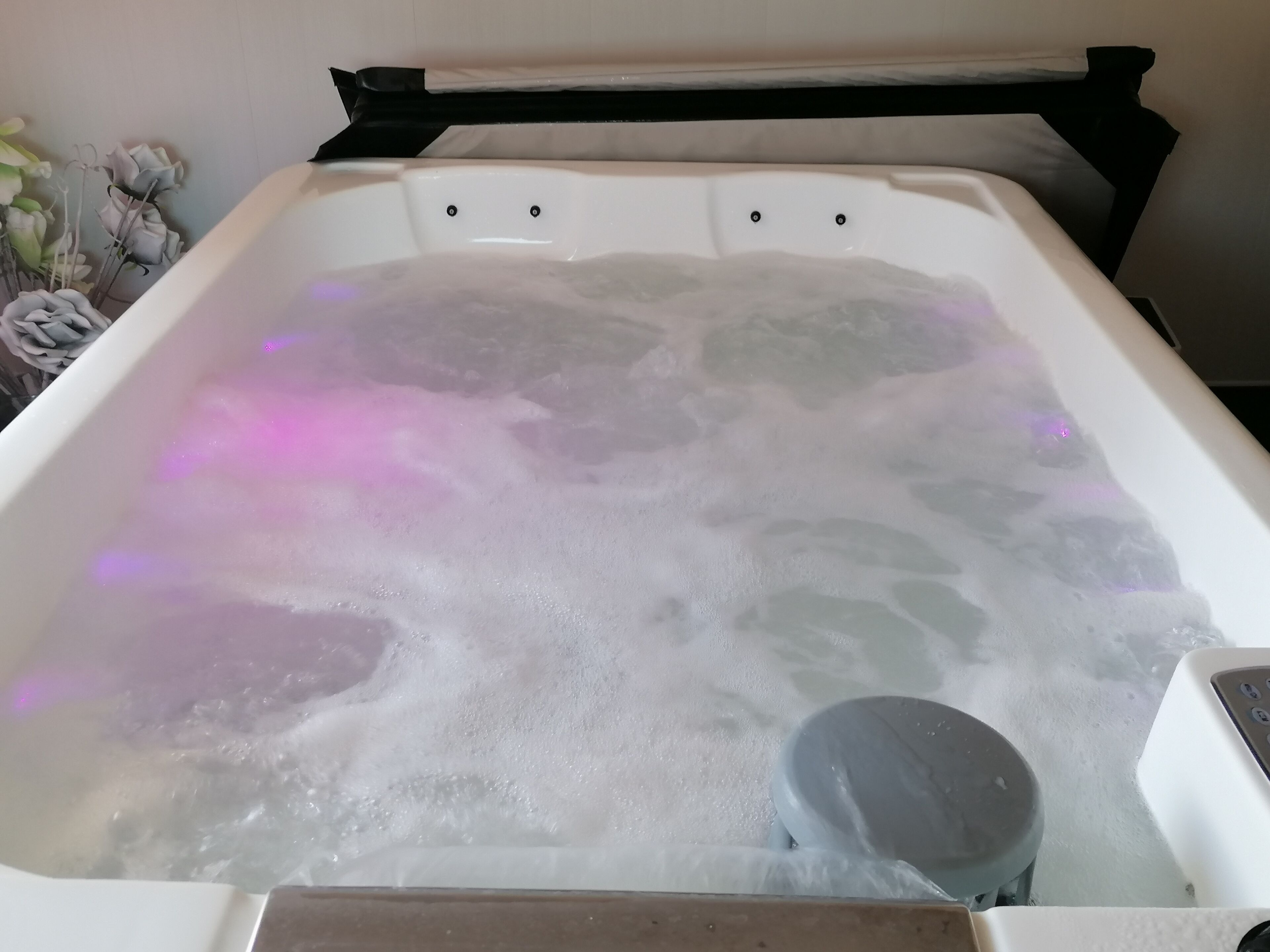 Ein Whirlpool mit sichtbaren Blasen und einer Bedienkonsole.