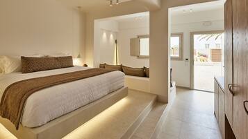 Honeymoon Suite indoor tub | 1 bedroom, minibar, in-room safe, free WiFi