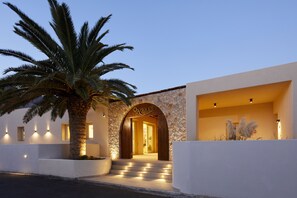 Pintu masuk properti