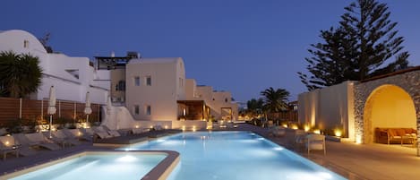 Una piscina al aire libre de temporada