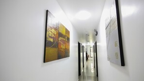32-inch LED TV with digital channels, TV - Red Velvet Inn Hotel (Kuala Lumpur)
