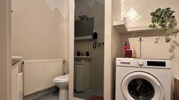 Haartrockner, Handtücher, Toilettenpapier