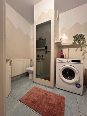 Haartrockner, Handtücher, Toilettenpapier