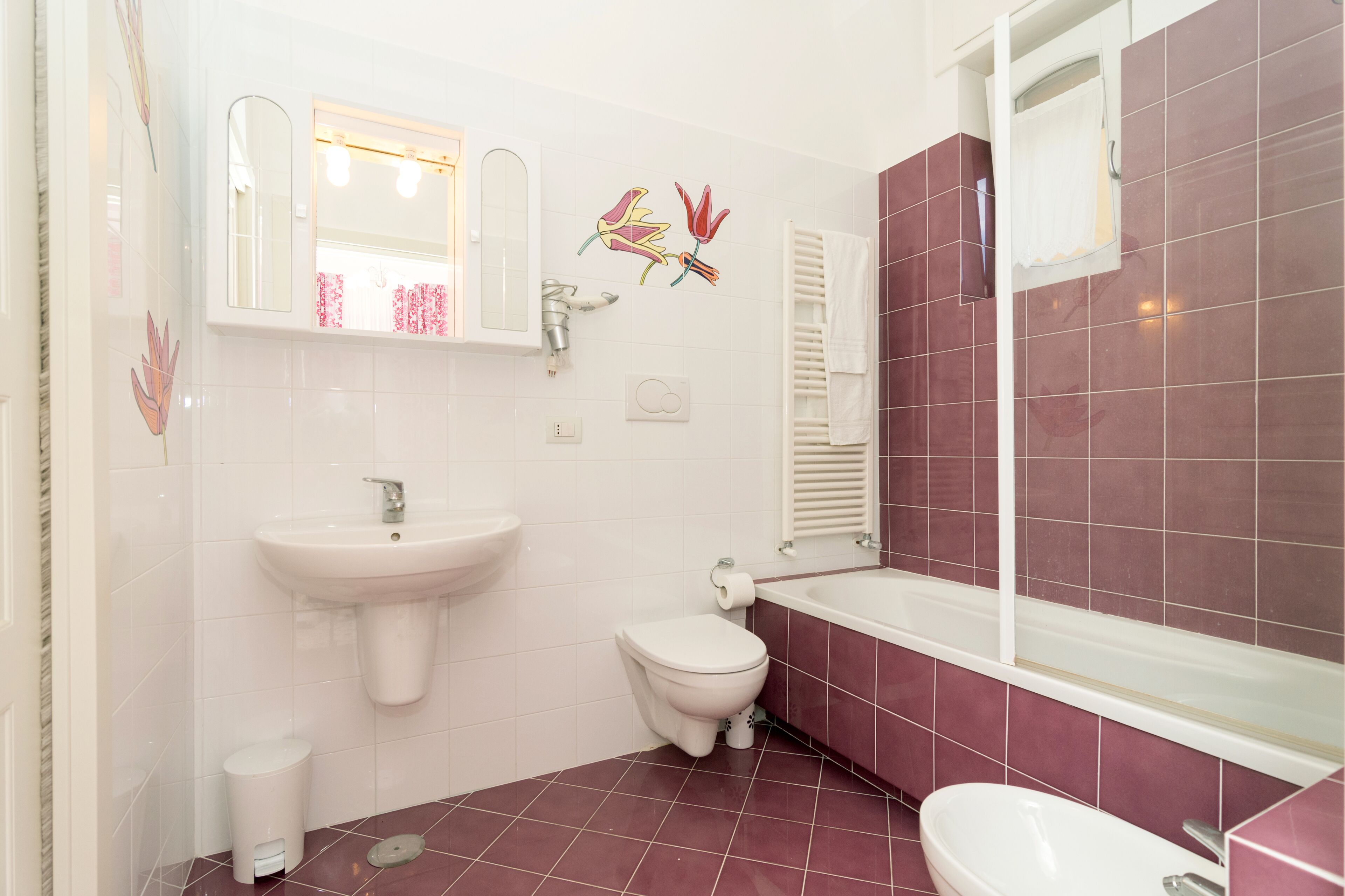 Ein Badezimmer mit Waschbecken, Toilette und Badewanne.