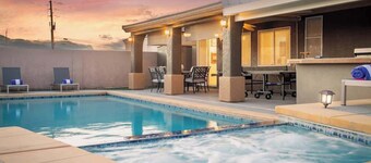 NEW Luxury 4BR Home with Pool/Spa, Arcade & MORE