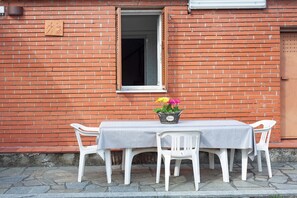 Outdoor dining - Holiday Home 'Da Chicca' with Countryside View, Wi-Fi and Air Conditioning (Bolano)