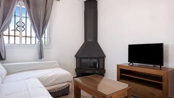 Een televisie en een open haard