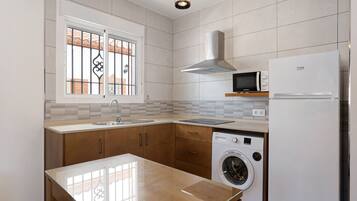 Geladeira, micro-ondas, cooktop, cafeteira/chaleira
