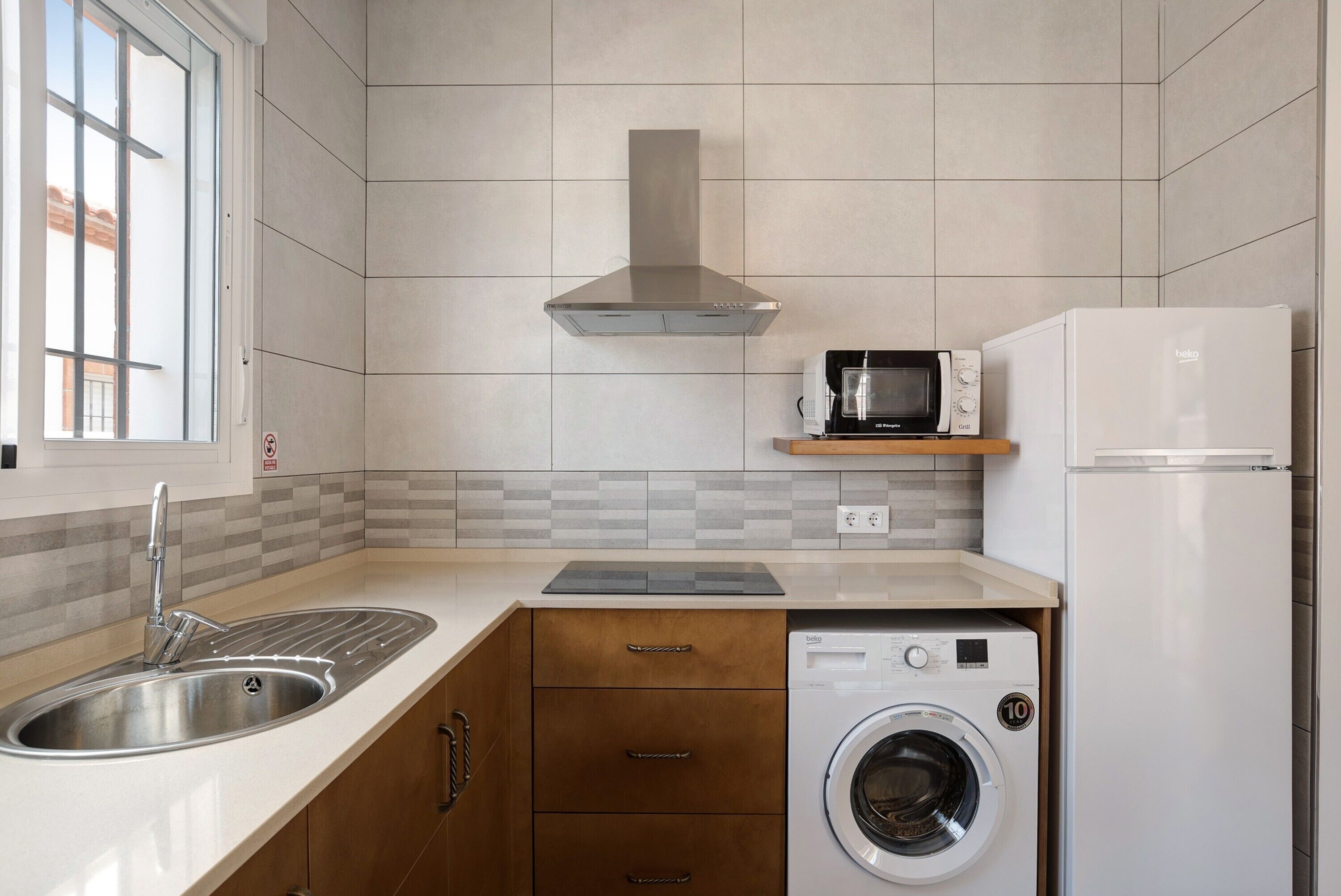 Refrigerador, microondas, placa de cocina, cafetera/tetera