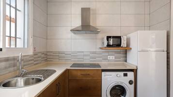 Refrigerador, microondas, placa de cocina, cafetera/tetera