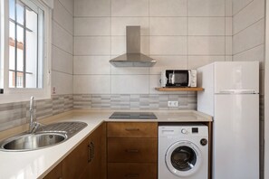 Fridge, microwave, stovetop, coffee/tea maker - Casa Torre de Meca 2 with Shared Pool and Mountain Views (Los Caños de Meca)