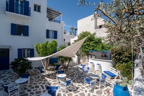 Outdoor dining - Studio Apartment 'Livadia Seaside Studios 7' with Shared Terrace, Wi-Fi, and Air Conditioning (Paros)