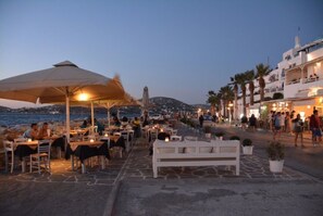 Outdoor dining - Studio Apartment 'Livadia Seaside Studios 7' with Shared Terrace, Wi-Fi, and Air Conditioning (Paros)