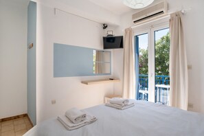 2 bedrooms, free WiFi, bed sheets - Studio Apartment 'Livadia Seaside Studios 10' with Shared Terrace, Wi-Fi & Air Conditioning (Paros)