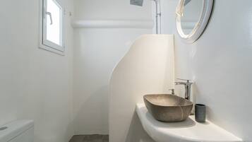 Ducha, secador de pelo y toallas