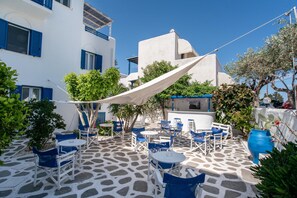 Outdoor dining - Studio Apartment 'Livadia Seaside Studios 13' with Shared Terrace, Wi-Fi and Air Conditioning (Paros)