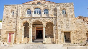 A stone building with arched doorways and windows. - Studio Apartment 'Livadia Seaside Studios 14' with Shared Terrace, Wi-Fi and Air Conditioning (Paros)