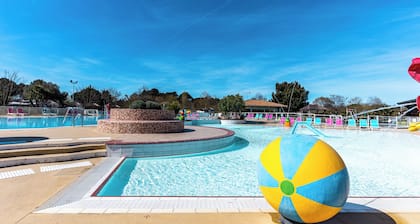 'Mobilehome Familial' with Shared Pool, Garden & Wi-Fi