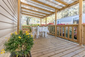 Outdoor dining - 'Mobilehome Familial' with Shared Pool, Garden & Wi-Fi (Gastes)