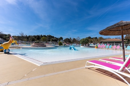 Indoor pool, a heated pool. 'Mobilehome Familial' with Shared Pool, Garden & Wi-Fi