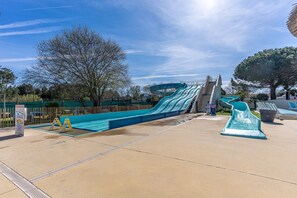 Children's area - 'Mobilehome Familial' with Shared Pool, Garden & Wi-Fi (Gastes)
