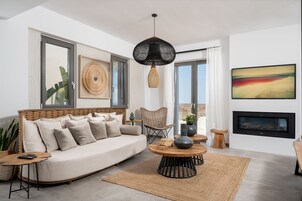 Una sala de estar moderna con un sofá, una mesa de centro y una chimenea.