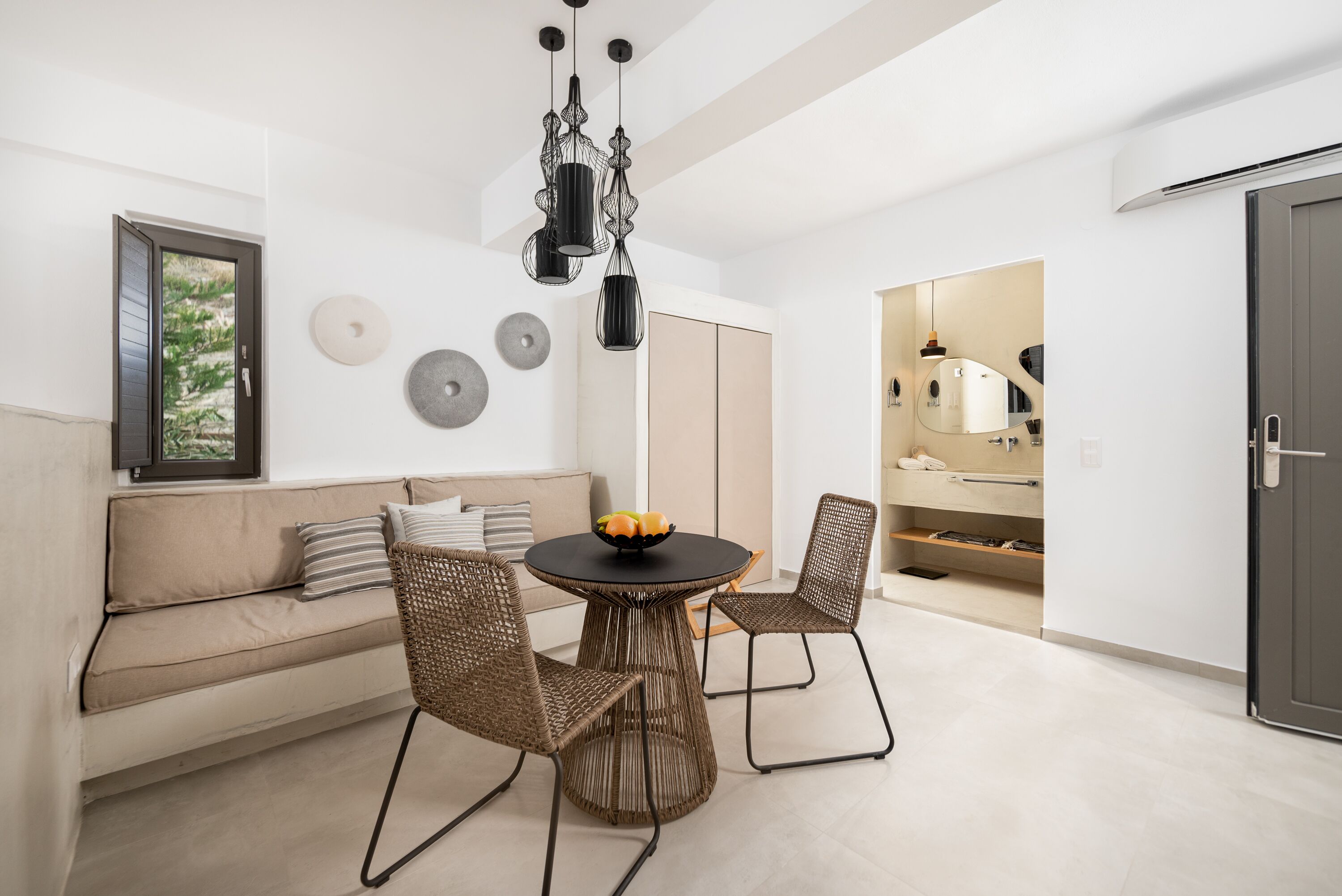 Suite | Private kitchen | Fridge, microwave, oven, stovetop