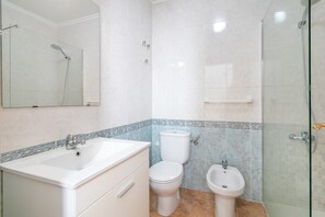 Shower, hair dryer, towels - Bungalow 'Villa Matías' with Sea View, Wi-Fi and Air Conditioning (Gran Alacant)