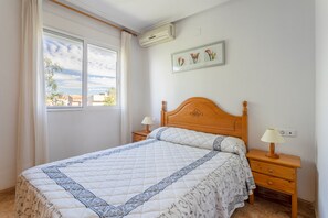 2 bedrooms, iron/ironing board, free WiFi, bed sheets - Bungalow 'Villa Matías' with Sea View, Wi-Fi and Air Conditioning (Gran Alacant)