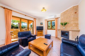 Una televisión, una chimenea, una mesa de tenis de mesa