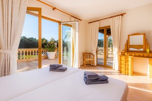 4 bedrooms, free WiFi, bed sheets - Villa 'Berna' with Lake View, Wi-Fi and Air Conditioning (Alcudia)