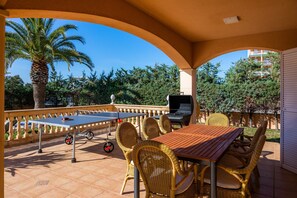 Outdoor dining - Villa 'Berna' with Lake View, Wi-Fi and Air Conditioning (Alcudia)