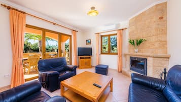 Fernseher, Kamin, Tischtennisplatte