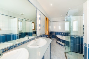 Bathtub, towels - Villa 'Berna' with Lake View, Wi-Fi and Air Conditioning (Alcudia)