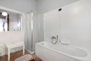 Bathtub, hair dryer, towels - Holiday Home 'Wakesurfhouse' with Lake View, Private Terrace and Wi-Fi (Sulzano)