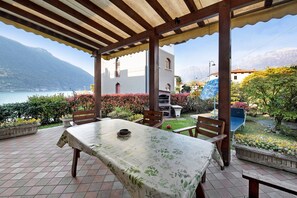 Outdoor dining - Holiday Home 'Wakesurfhouse' with Lake View, Private Terrace and Wi-Fi (Sulzano)