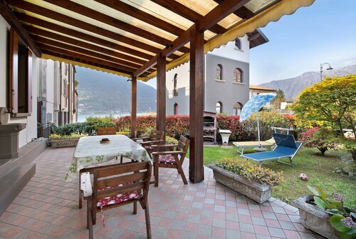 Holiday Home 'Wakesurfhouse' with Lake View, Private Terrace and Wi-Fi