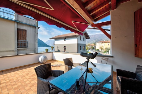 Outdoor dining. Holiday Home 'Wakesurfhouse 2' with Lake View, Private Terrace and Wi-Fi