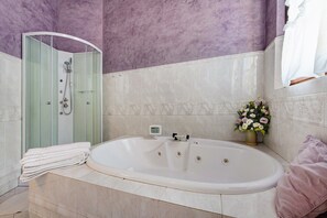 Bathtub, hair dryer, towels - Holiday Home 'Wakesurfhouse 2' with Lake View, Private Terrace and Wi-Fi (Sulzano)