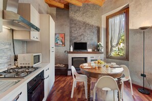 Fridge, microwave, oven, stovetop - Holiday Home 'Wakesurfhouse 2' with Lake View, Private Terrace and Wi-Fi (Sulzano)