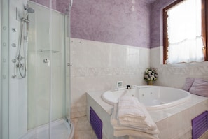 Badewanne, Haartrockner, Handtücher