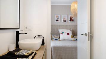 1 habitación, tabla de planchar con plancha, wifi gratis y ropa de cama