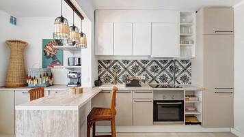 Een koelkast, een magnetron, een oven, een kookplaat