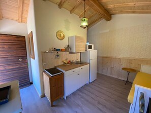 Réfrigérateur, micro-ondes, plaque de cuisson, bouilloire électrique