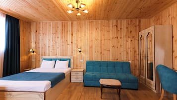 Honeymoon-Doppelzimmer | Hochwertige Bettwaren, Daunenbettdecken, Minibar, individuell dekoriert