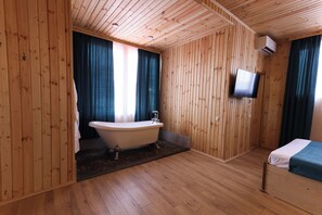Habitación de luna de miel doble | Ropa de cama de alta calidad, edredones de plumas, minibar