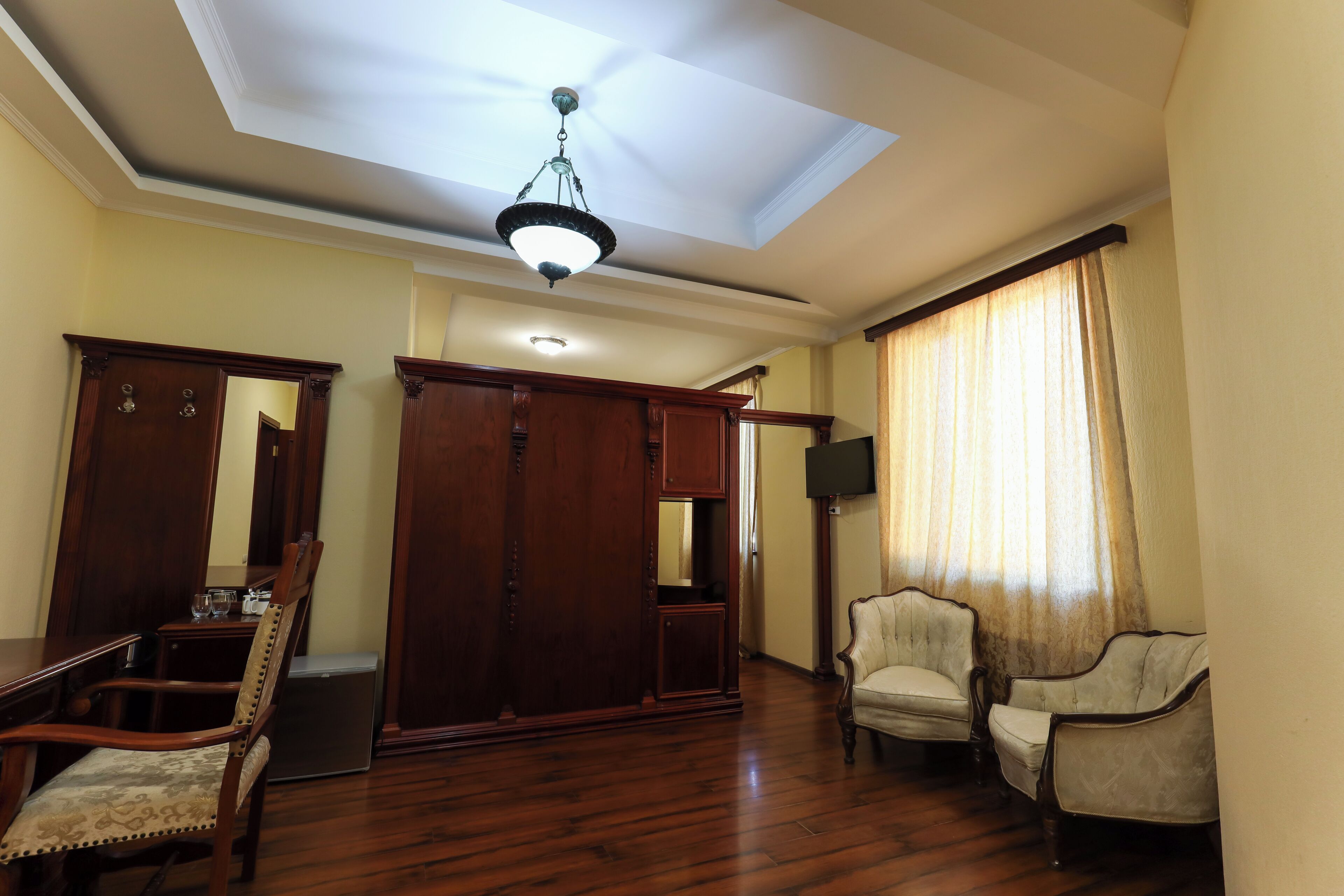 Honeymoon-Doppelzimmer | Wohnbereich | 32-Zoll-Smart-TV mit Digitalempfang, Fernseher, Netflix